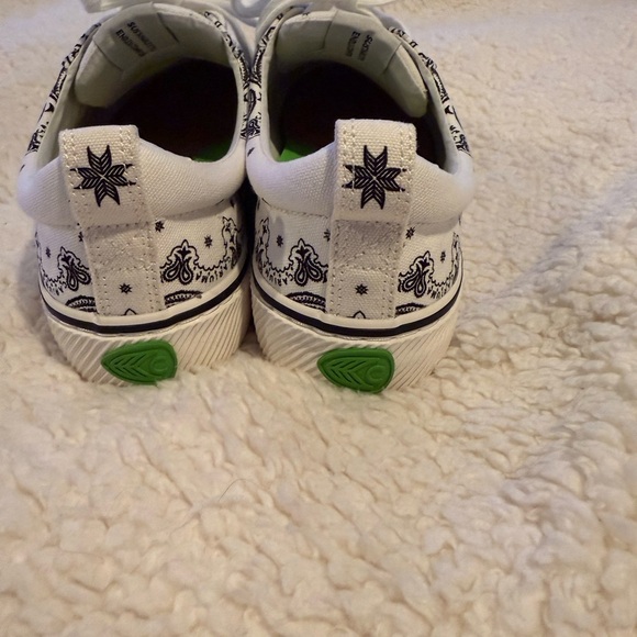 Cariuma Bandana Print Canvas Sneakers 8.5 EUC - Picture 3 of 6